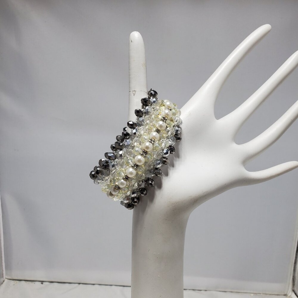 Ali Khan  glass bead stretch bracelet   white, silver, and gray. with gi…